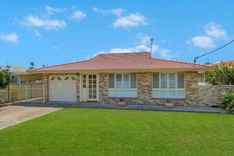 Burkeys 5 Main Street - Accommodation NSW 5