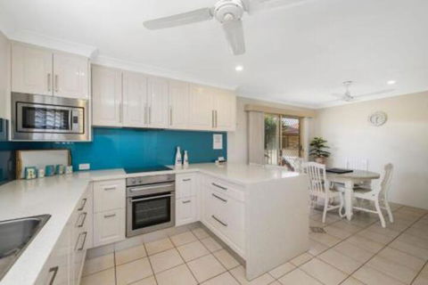 Burkeys 5 Main Street - Accommodation NSW 2
