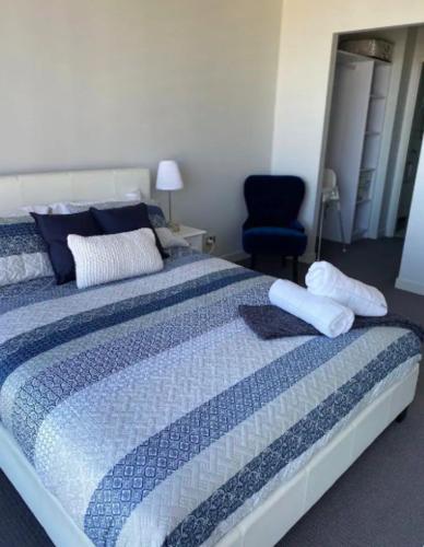 LOCATION LOCATION CITY VIEWS NETFLIX WIFI WINE - Accommodation NSW 6