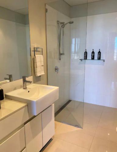 LOCATION LOCATION CITY VIEWS NETFLIX WIFI WINE - Accommodation NSW 4