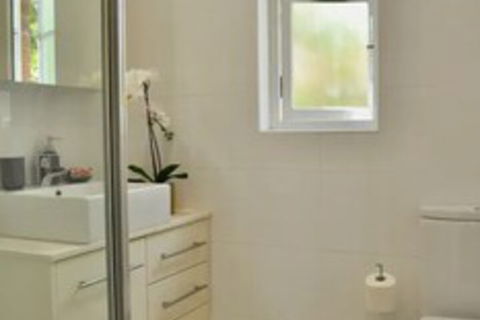 2 Bedroom Home In Kirribilli With A Great View - Accommodation NSW 2