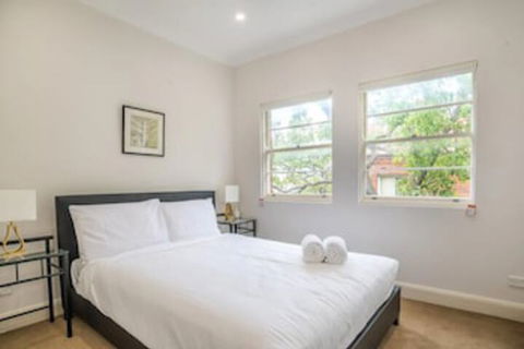 2 Bedroom Home In Kirribilli With A Great View - Accommodation NSW 5