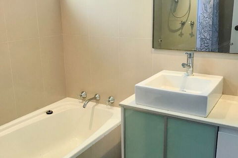 Spacious 3 Bedroom Apartment 20 Min To The CBD - Accommodation NSW 2