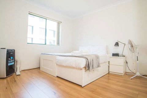 Spacious & Cozy Apartment In Heart Of Redfern - Accommodation NSW 1