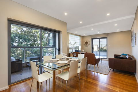 2 Bdrm North Sydney With Harbour Views - Accommodation NSW 7
