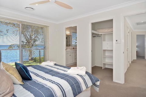 Adrift Retreat St. Georges Basin Waterfront Home - Accommodation NSW 4