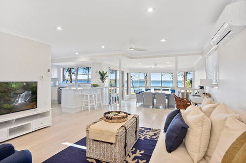 Adrift Retreat St. Georges Basin Waterfront Home - Accommodation NSW 1