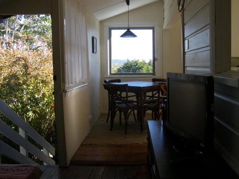 The Tree House 6 Gowing Street - Accommodation NSW 4