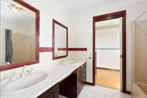 GUMS & ROSES Family Home In The Heart Of Town. - Accommodation NSW 3