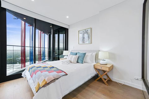 HomeHotel Extreme Luxury Apt Next To Mall & Train - Accommodation NSW 3
