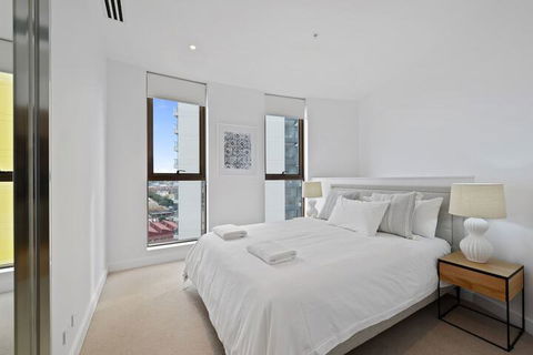 HomeHotel Extreme Luxury Apt Next To Mall & Train - Accommodation NSW 2