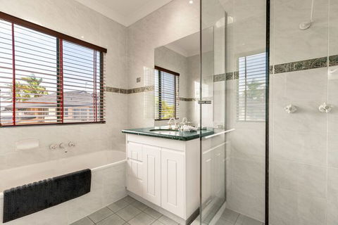Mermaid Beach House - Accommodation NSW 5
