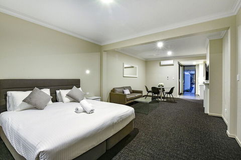 Aloha Central Premium Studios - Accommodation NSW 5