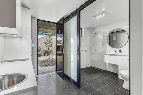 Aloha Central Premium Studios - Accommodation NSW 7