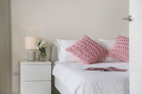 Cosy 3BR Penthouse Close To Westfield Hornsby & Train Station - Accommodation NSW 4