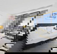 Holiday Holiday Circle On Cavill - Accommodation NSW