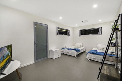 Just In Paradise Waterfront 5 Bedroom Deluxe House Central Broadbeach Location - Accommodation NSW 6