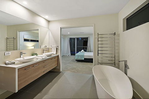 Just In Paradise Waterfront 5 Bedroom Deluxe House Central Broadbeach Location - Accommodation NSW 7