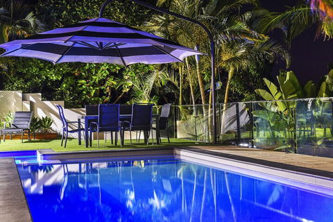 Just In Paradise Waterfront 5 Bedroom Deluxe House Central Broadbeach Location - Accommodation NSW 1