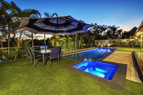 Just In Paradise Waterfront 5 Bedroom Deluxe House Central Broadbeach Location - Accommodation NSW 2