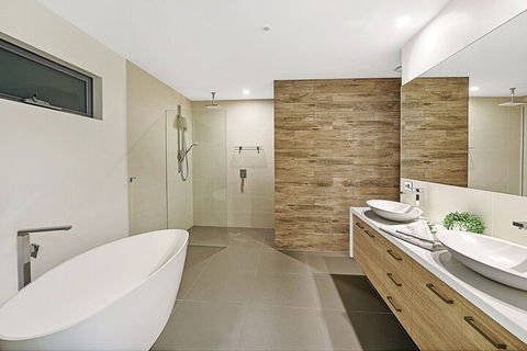 Just In Paradise Waterfront 5 Bedroom Deluxe House Central Broadbeach Location - Accommodation NSW 4