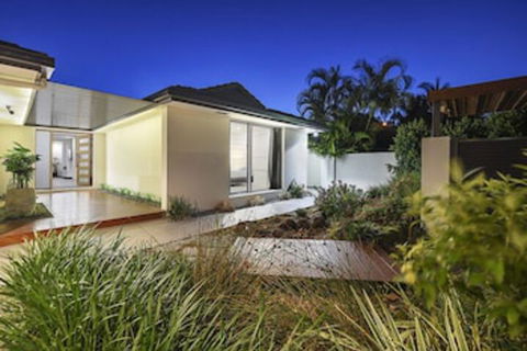 Just In Paradise Waterfront 5 Bedroom Deluxe House Central Broadbeach Location - Accommodation NSW 0