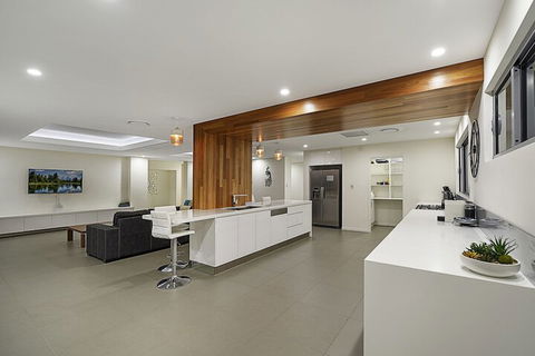 Just In Paradise Waterfront 5 Bedroom Deluxe House Central Broadbeach Location - Accommodation NSW 3
