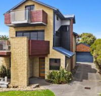 The Island Manor family seaside stay with views - Accommodation NSW