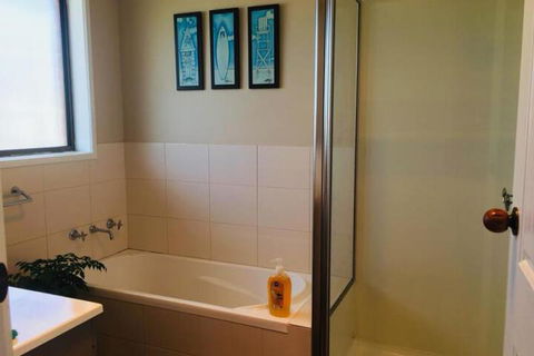 QUEEN BEDROOM FRIENDLY HOME PORTLAND - Accommodation NSW 3