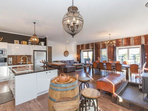 Oak & Barrel / 7 Twynam Street - Accommodation NSW 4