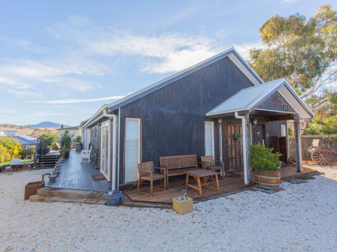 Oak & Barrel / 7 Twynam Street - Accommodation NSW 2