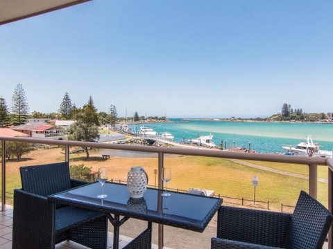 Shoreline 7 With 180 Degree Water Views - Accommodation NSW 4