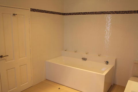 Gundaroo Manor Bed & Breakfast - Accommodation NSW 2