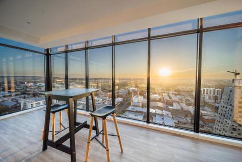 A Cut Above The West Pool Rooftop Bar Gym Wifi - Accommodation NSW 5