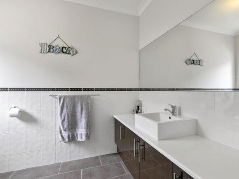 THE LOCH SURFSIDE WIFI NETFLIX PET FRIENDLY (OUTSIDE ONLY) - Accommodation NSW 5