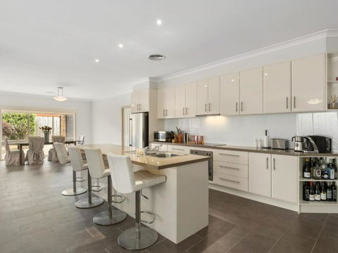THE LOCH SURFSIDE WIFI NETFLIX PET FRIENDLY (OUTSIDE ONLY) - Accommodation NSW 2