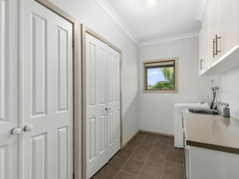 THE LOCH SURFSIDE WIFI NETFLIX PET FRIENDLY (OUTSIDE ONLY) - Accommodation NSW 3