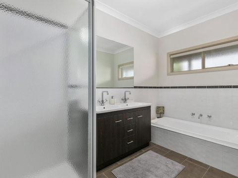 THE LOCH SURFSIDE WIFI NETFLIX PET FRIENDLY (OUTSIDE ONLY) - Accommodation NSW 1