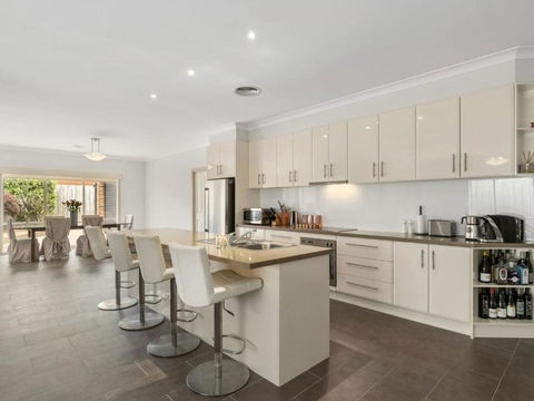 THE LOCH SURFSIDE WIFI NETFLIX PET FRIENDLY (OUTSIDE ONLY) - Accommodation NSW 6