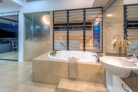 Villa 16 The Edge Oceanfront Deluxe 3 Bedroom Near Marina With Golf Buggy - Accommodation NSW 6