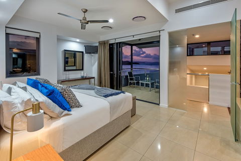 Villa 16 The Edge Oceanfront Deluxe 3 Bedroom Near Marina With Golf Buggy - Accommodation NSW 3