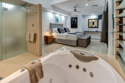 Villa 16 The Edge Oceanfront Deluxe 3 Bedroom Near Marina With Golf Buggy - Accommodation NSW 4