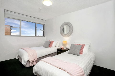 Modern Two Bedroom Apartment With Views HARIS - Accommodation NSW 5