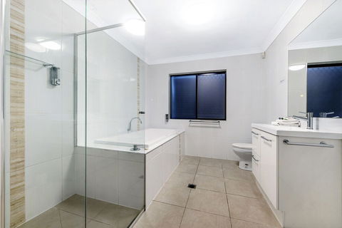 Sardinia 7 Bedroom Waterfront House - Q Stay - Accommodation NSW 6