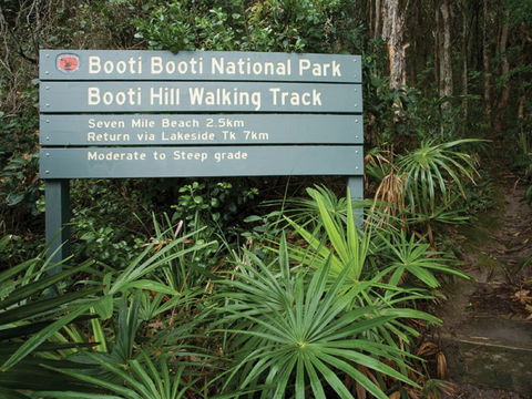 26 Wallis View - Opposite The Lake - 3 Bedroom Apartment - Sleeps 8 - Accommodation NSW 4
