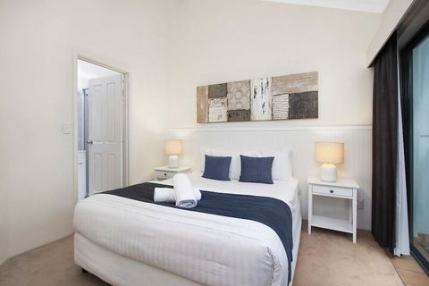 Pine Court Apartments - Accommodation NSW 7