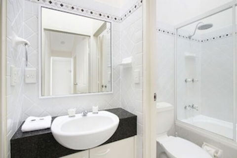 Pine Court Apartments - Accommodation NSW 4