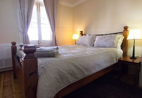 Royal Apartments - Accommodation NSW 4