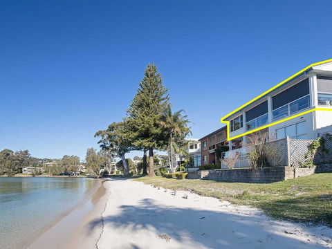 Sunrise Waters 2 / 63 Soldiers Point Road Stunning Waterfront Property - Accommodation NSW 6