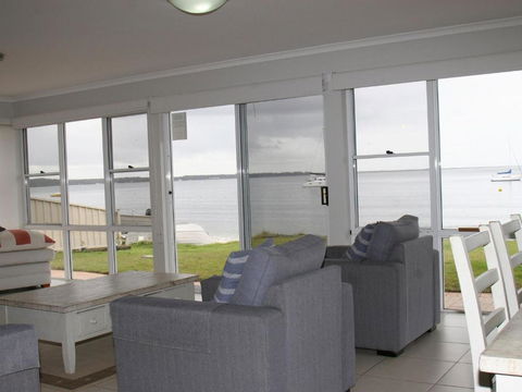 1 The Clippers 131 Soldiers Point Road Fabulous Waterfront Unit - Accommodation NSW 5